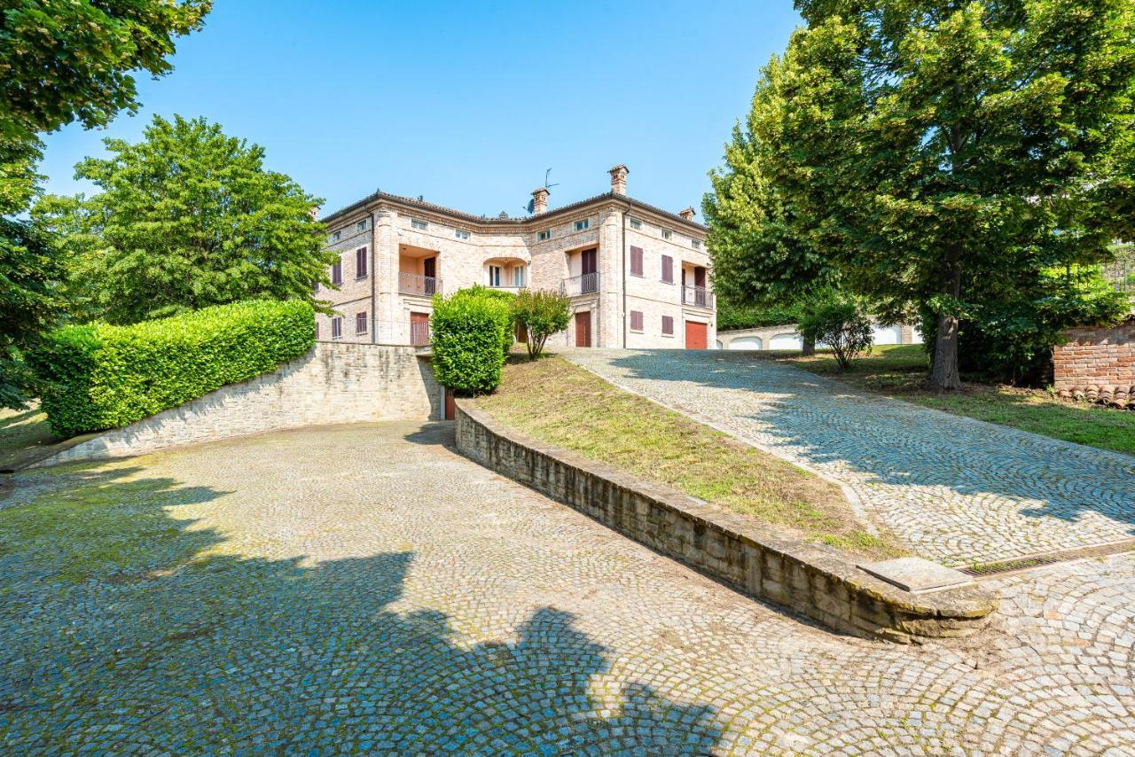 Villa Cornelia , Entire Villa With Private Pool Корнеліано-д'Альба Екстер'єр фото