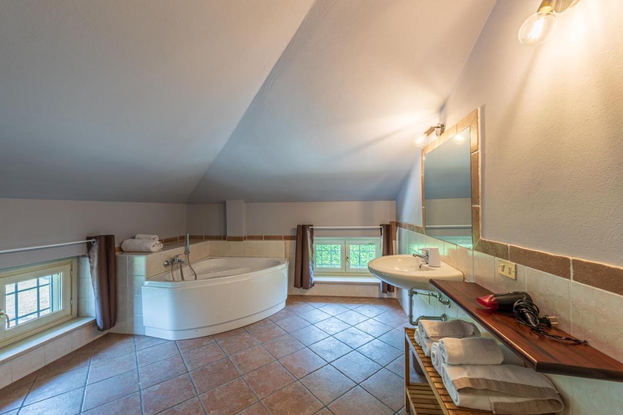 Villa Cornelia , Entire Villa With Private Pool Корнеліано-д'Альба Екстер'єр фото