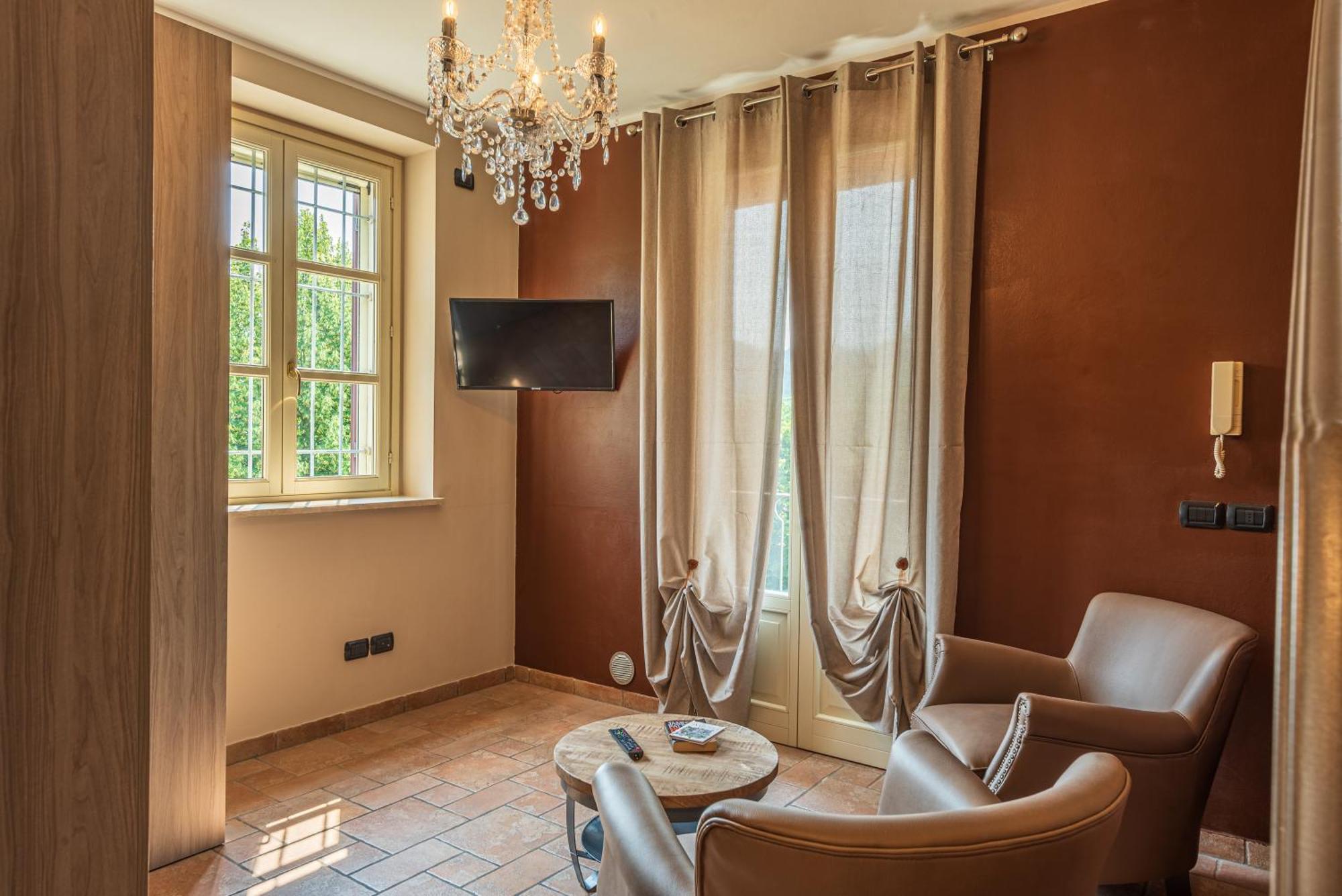 Villa Cornelia , Entire Villa With Private Pool Корнеліано-д'Альба Екстер'єр фото